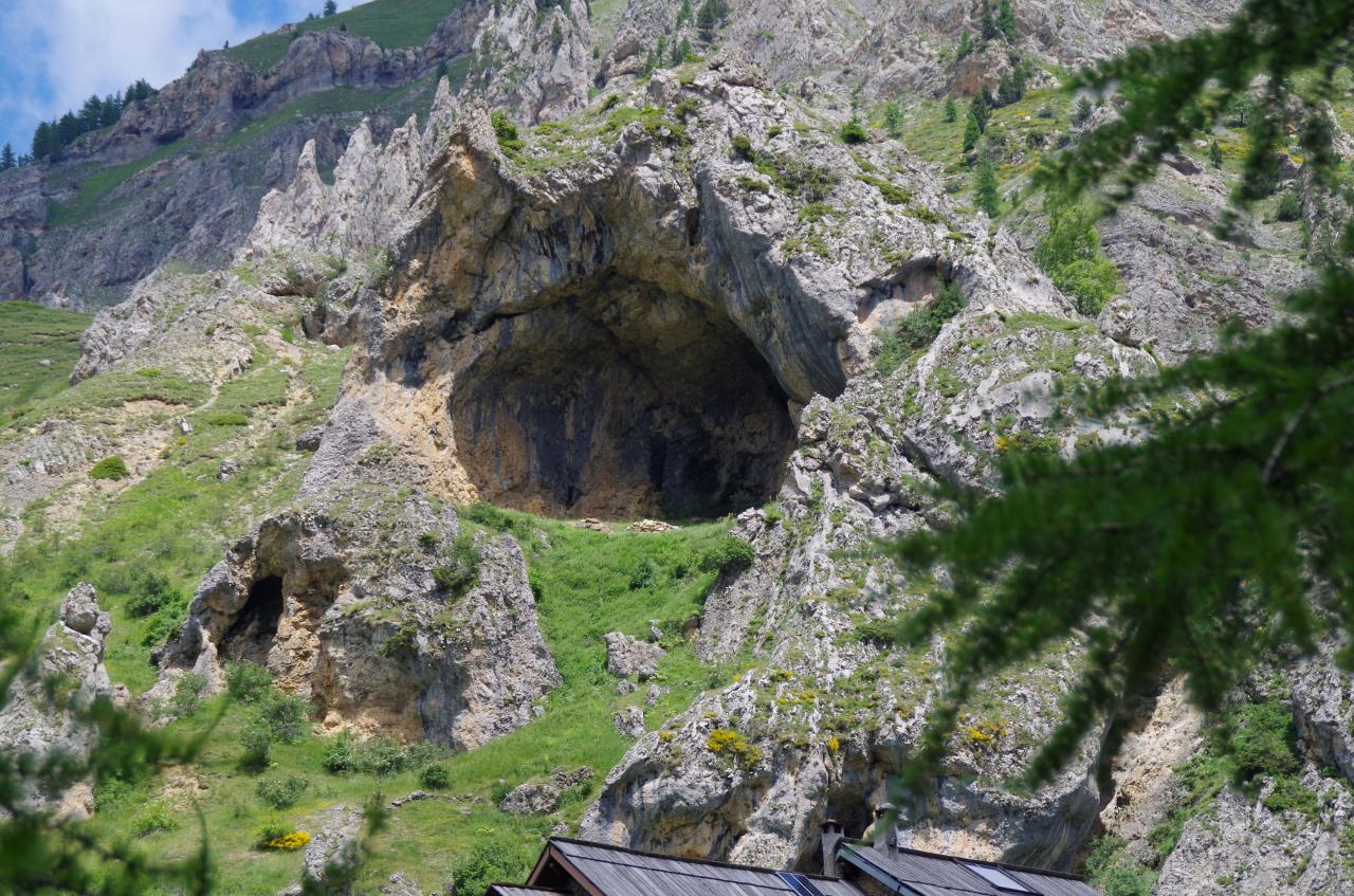 ROUBION bergerie grotte lors orage .